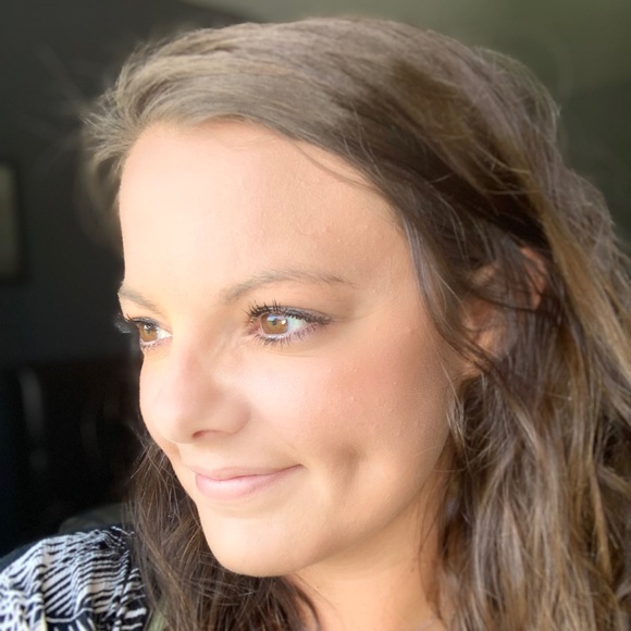 Meet your Posher, Lindsay 🇨🇦 - Picture 1 of 1